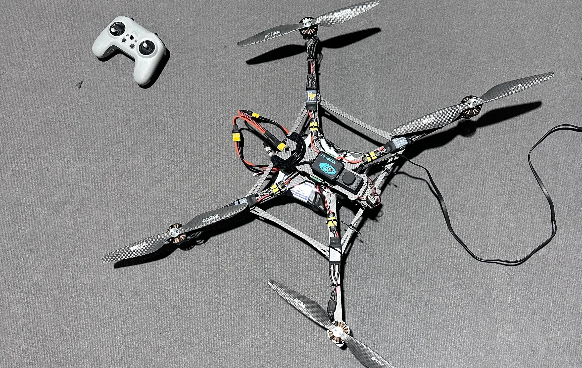 Indoor-Drohne mit Lichtsensor vor dem Testflug