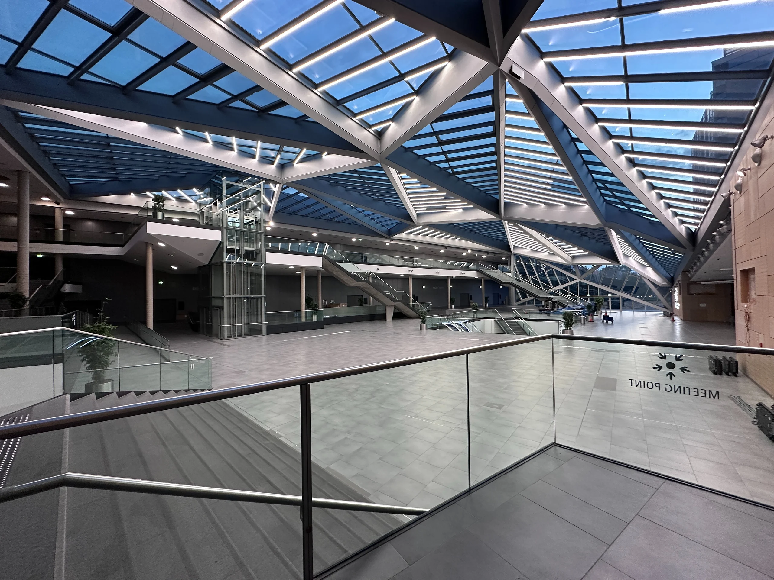 Halle mit Glasdach im World Conference Center Bonn